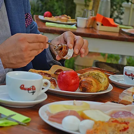 Alojamento de Acomodação e Pequeno-almoço Hotiday Gianmarti 4*